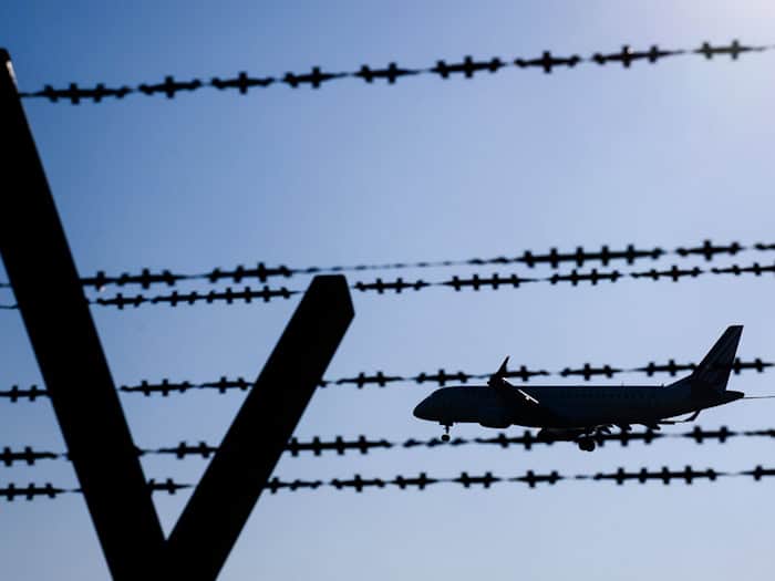 Nach dem tödlichen Sturz vor einem Zug prüft das Land eine Abschiebung des Täters. (Symbolbild) / Foto: Julian Stratenschulte/dpa