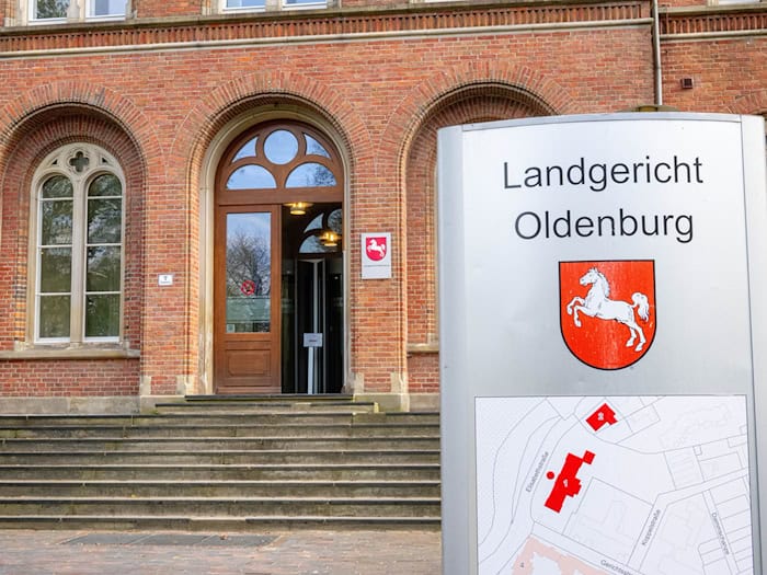 Vor dem Landgericht Oldenburg hat ein Prozess um den gewaltsamen Tod eines Mannes in einer Arbeiterunterkunft begonnen. (Archivbild) / Foto: Sina Schuldt/dpa