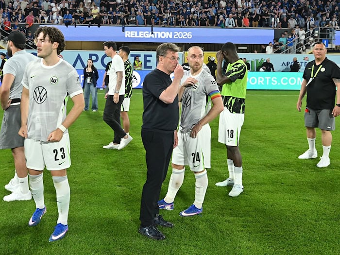 Wolfsburgs Trainer Dieter Hecking und sein Starspieler Christian Eriksen nach dem Abstieg aus der Bundesliga.  / Foto: Swen Pförtner/dpa