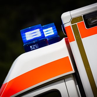 Bei einem Unfall mit Überschlag wird der Fahrer eines Transporters schwer verletzt. (Symbolbild) / Foto: Moritz Frankenberg/dpa