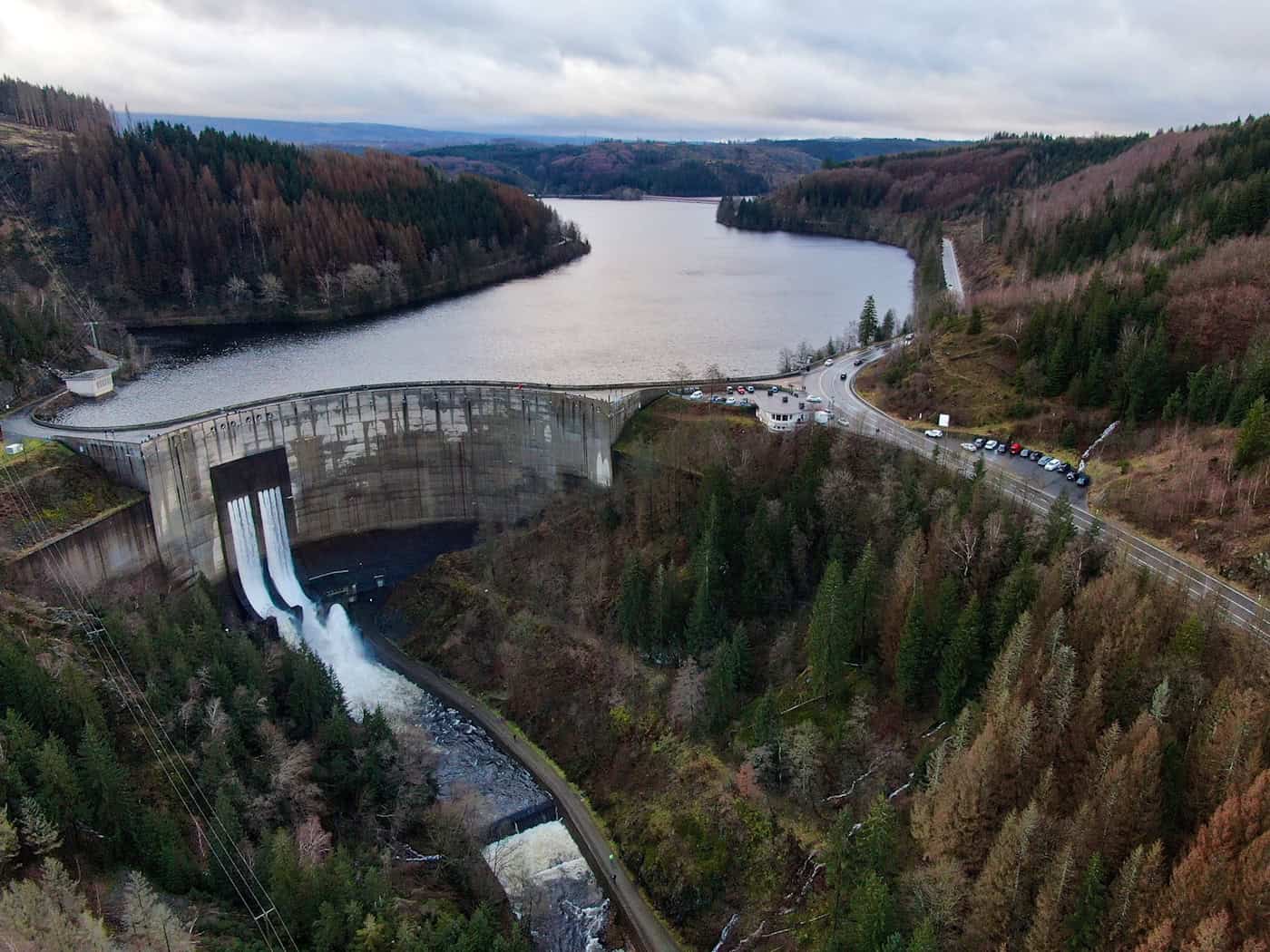 Ein Blick auf die Staumauer der vollen Okertalsperre im Dezember 2023. (Archivbild) / Foto: Thomas Schulz/dpa