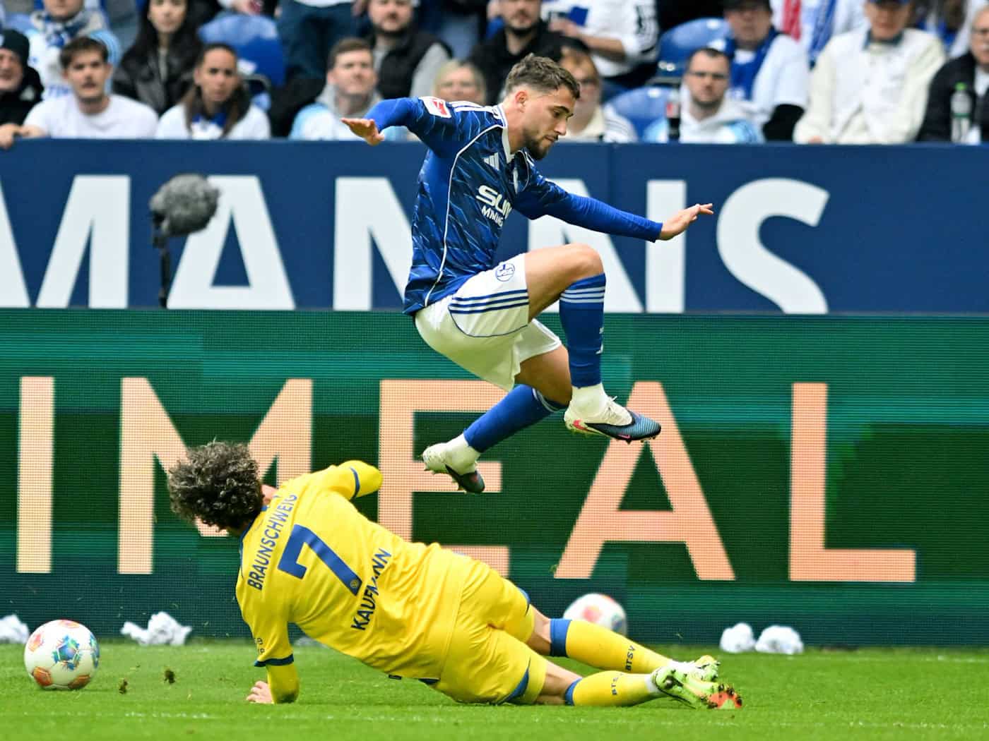 Braunschweiger und Schalker lieferten sich packende Duelle. / Foto: Bernd Thissen/dpa