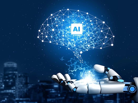 Roboterhand greift nach einem leuchtenden KI-Netzwerk über einer Stadt – Symbol für künstliche Intelligenz und digitale Zukunft
