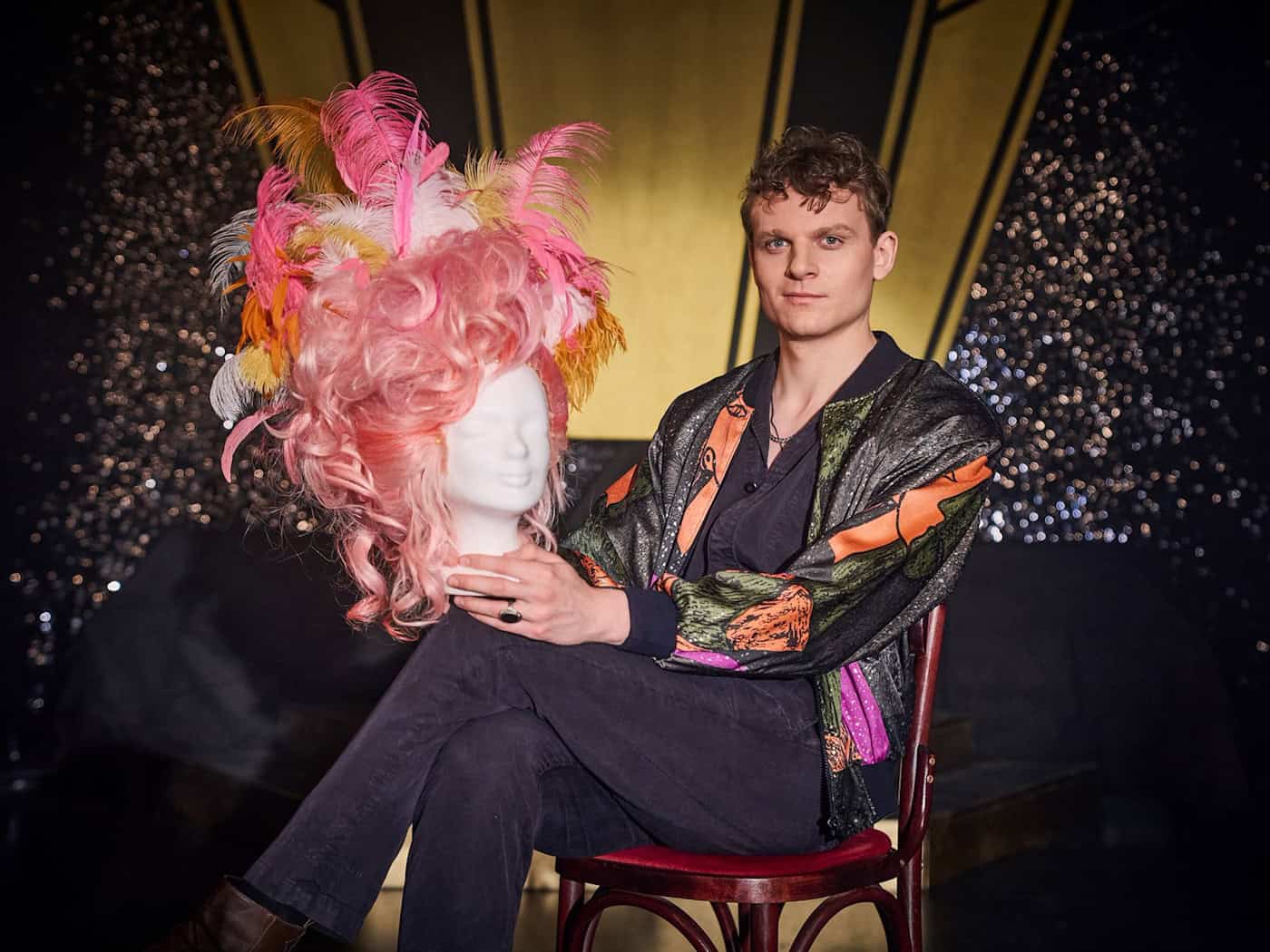 Johannes Hegemann spielt im ZDF-Film «Olivia» den Künstler Oliver Köbel, der als Dragqueen Oliver Knöbel bekannt ist. (Handoutbild) / Foto: Thomas Leidig/ZDF/Florida Film/dpa