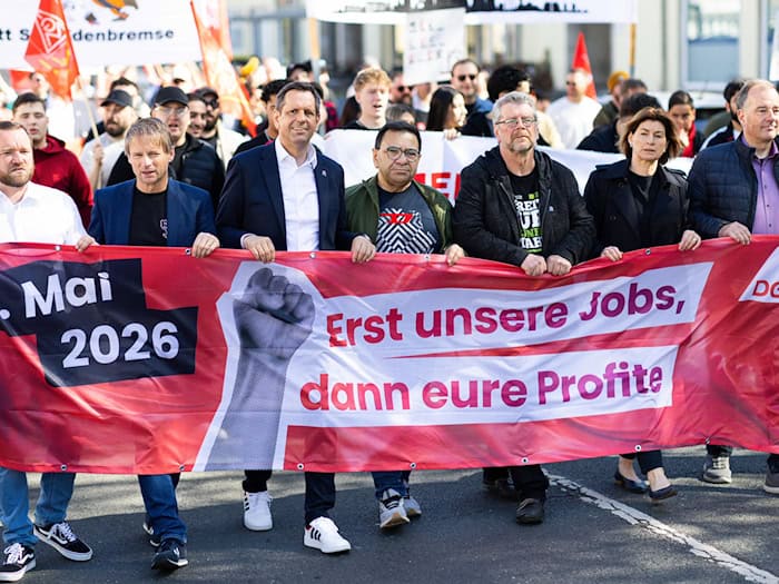 Am Tag der Arbeit läuft Niedersachsens Ministerpräsident Olaf Lies (SPD) bei einer Demonstration in Salzgitter mit. / Foto: Michael Matthey/dpa