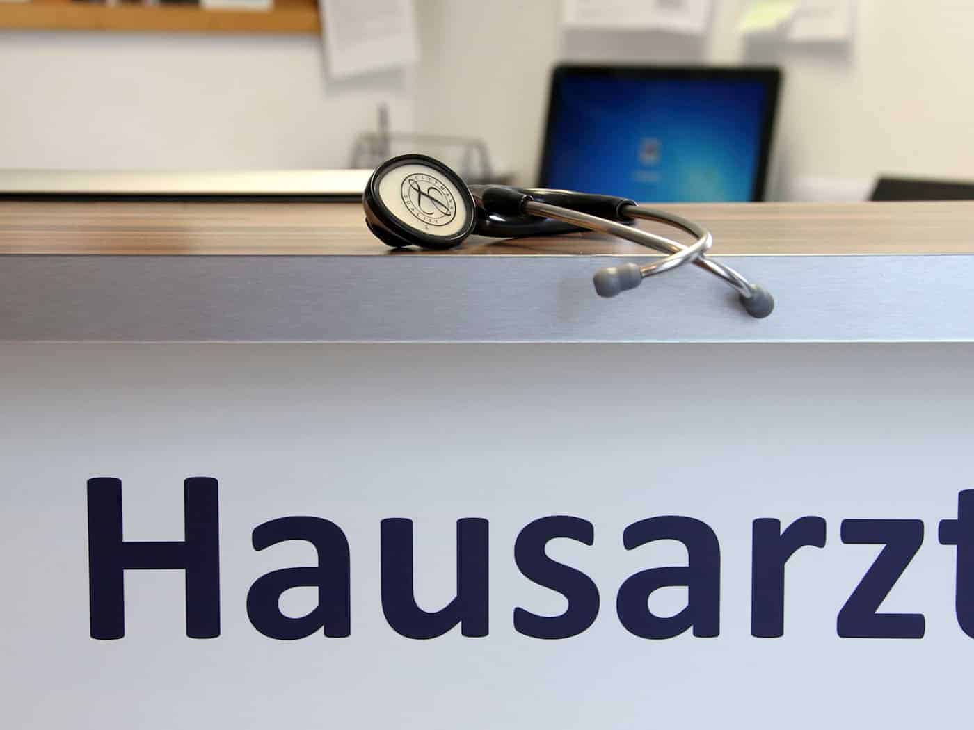 Die Zusammenarbeit zwischen Hausärzten und Facharztpraxen oder Kliniken macht Patienten einer neuen Umfrage zufolge oft Mühe. (Symbolbild) / Foto: Stephan Jansen/dpa