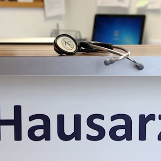 Die Zusammenarbeit zwischen Hausärzten und Facharztpraxen oder Kliniken macht Patienten einer neuen Umfrage zufolge oft Mühe. (Symbolbild) / Foto: Stephan Jansen/dpa