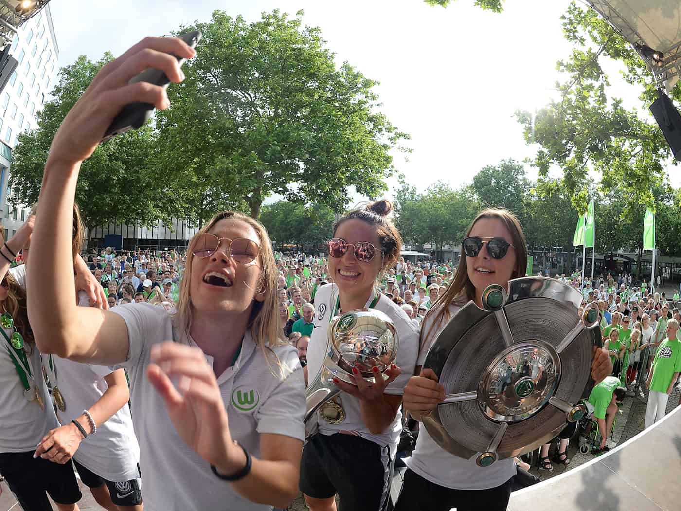 Feierte als Spielerin große Erfolge in Wolfsburg: Vanessa Bernauer (M). (Archivbild) / Foto: Hermann Hay/dpa