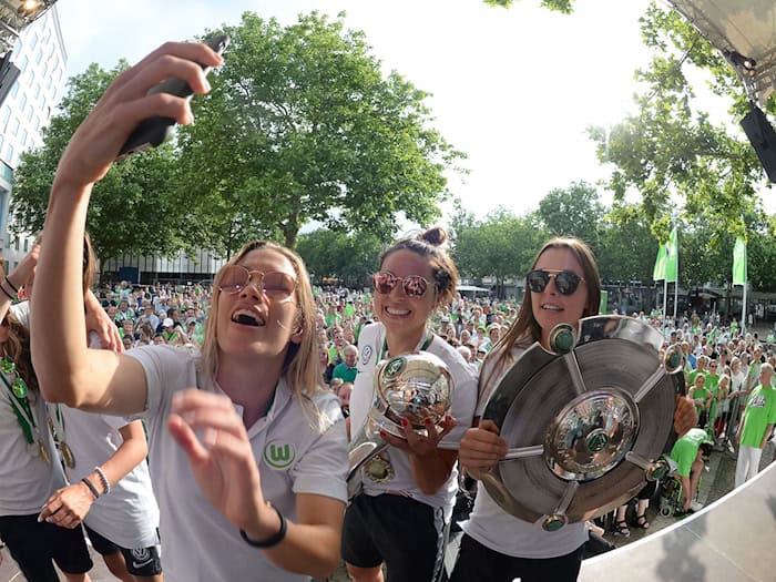 Feierte als Spielerin große Erfolge in Wolfsburg: Vanessa Bernauer (M). (Archivbild) / Foto: Hermann Hay/dpa
