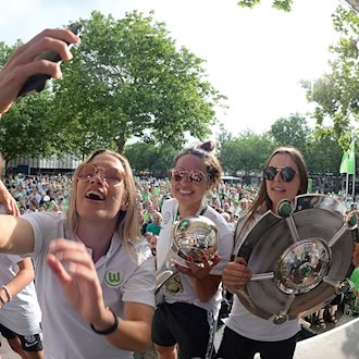 Feierte als Spielerin große Erfolge in Wolfsburg: Vanessa Bernauer (M). (Archivbild) / Foto: Hermann Hay/dpa