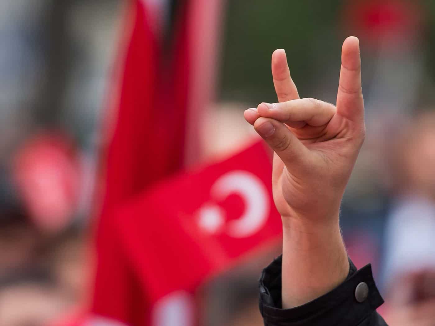 Ein türkischstämmiger Polizeibeamter aus Osnabrück soll den «Wolfsgruß» bei einer Familienfeier gezeigt haben - ob er tatsächlich türkischen Rechtsextremen nahesteht, wird nun untersucht. (Symbolbild) / Foto: Peter Kneffel/dpa