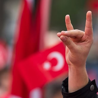 Ein türkischstämmiger Polizeibeamter aus Osnabrück soll den «Wolfsgruß» bei einer Familienfeier gezeigt haben - ob er tatsächlich türkischen Rechtsextremen nahesteht, wird nun untersucht. (Symbolbild) / Foto: Peter Kneffel/dpa