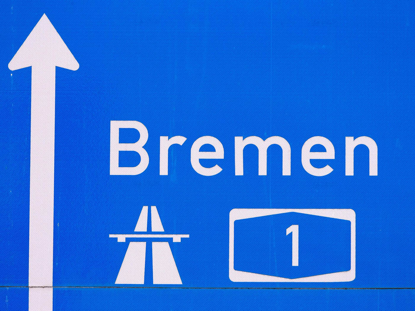 Der Verkehr soll über eine 4,50 Meter breite Spur auf dem Überholstreifen geführt werden. (Symbolbild)  / Foto: Mohssen Assanimoghaddam/dpa