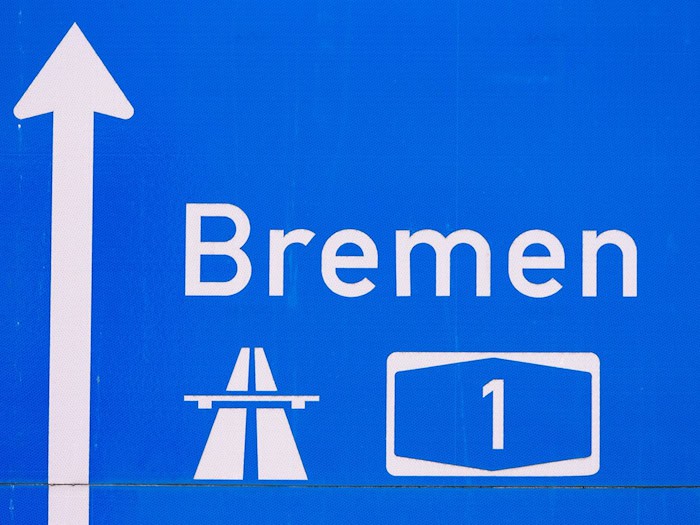 Der Verkehr soll über eine 4,50 Meter breite Spur auf dem Überholstreifen geführt werden. (Symbolbild)  / Foto: Mohssen Assanimoghaddam/dpa