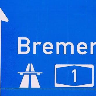Der Verkehr soll über eine 4,50 Meter breite Spur auf dem Überholstreifen geführt werden. (Symbolbild)  / Foto: Mohssen Assanimoghaddam/dpa