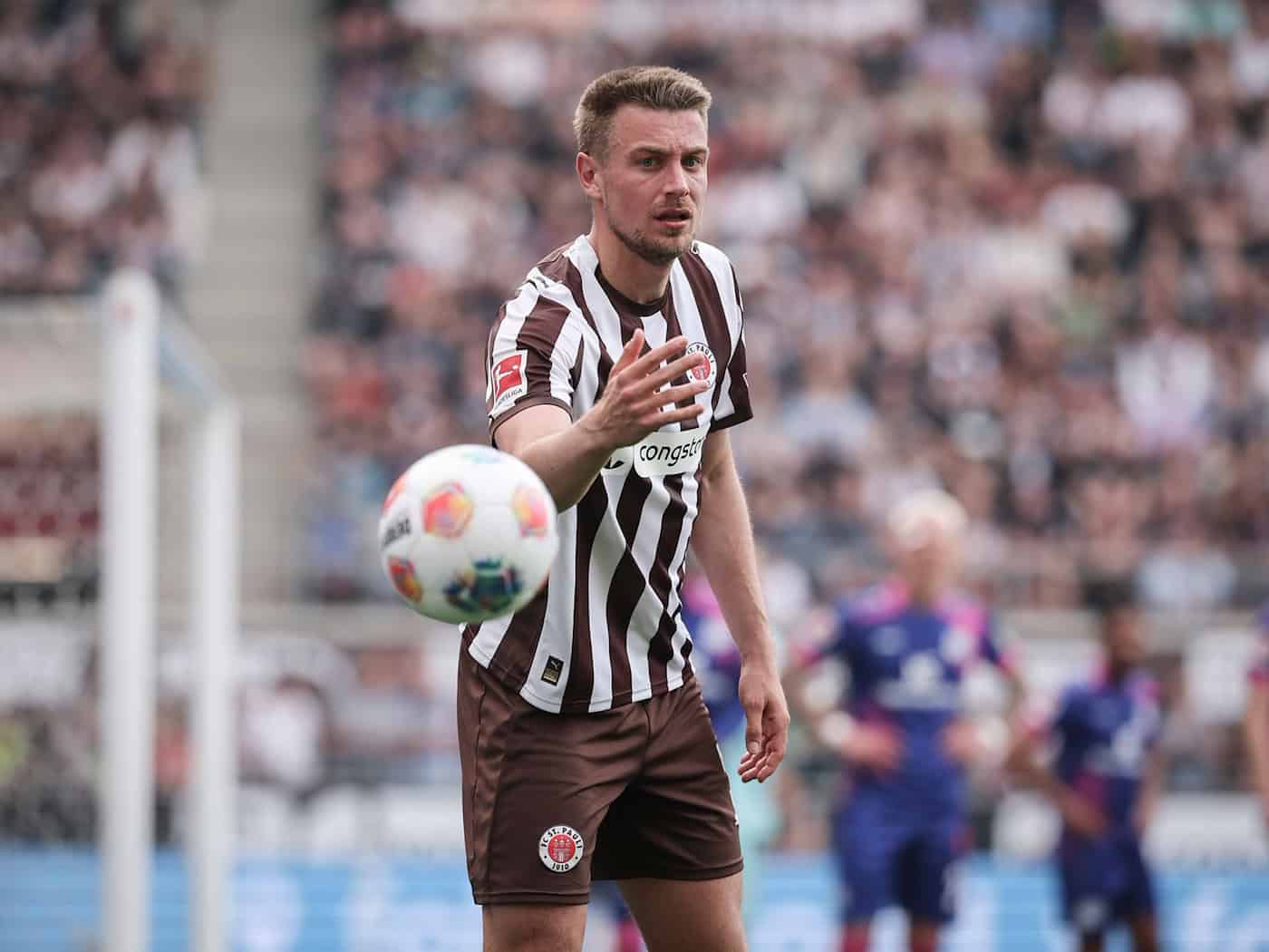 Abwehrspieler Hauke Wahl fehlte am Dienstag beim Training des FC St. Pauli. (Archivbild) / Foto: Christian Charisius/dpa