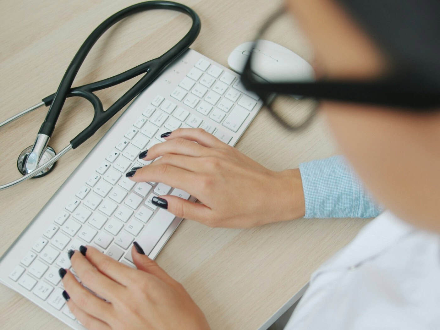 Moderne Medizin: Telemedizin verbindet Technik und ärztliche Expertise. / Foto: Vitaly Gariev auf unsplash.com