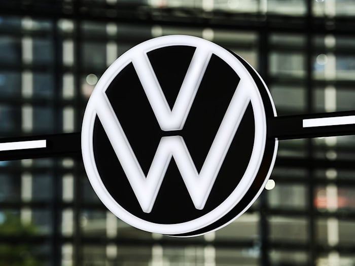 Auf der Betriebsversammlung in Wolfsburg sprach auch Konzernchef Blume zur Belegschaft. (Symbolbild) / Foto: Swen Pförtner/dpa