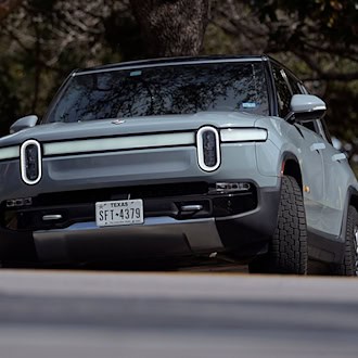 Rivian fordert mit seinen Fahrzeugen Tesla in den USA heraus. (Archivbild) / Foto: Eric Gay/AP/dpa