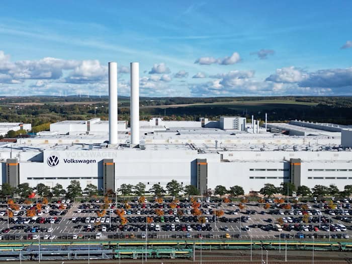 Die Integration von Volkswagen Sachsen in die VW AG verzögert sich. (Archivbild) / Foto: Hendrik Schmidt/dpa