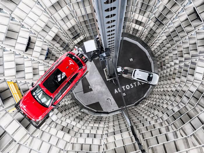 Die Auslieferung von Neuwagen in der Wolfsburger Autostadt könnten wegen des Iran-Kriegs teurer werden. (Archivbild) / Foto: Julian Stratenschulte/dpa