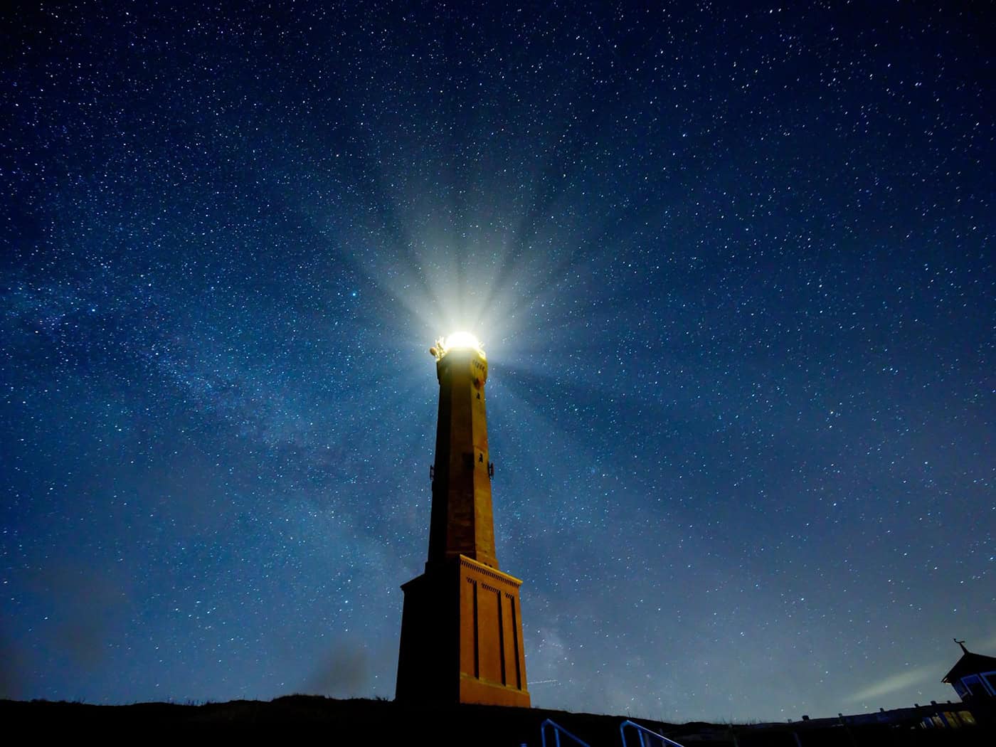 Der Norderneyer Leuchtturm sendet nun Signale in einer langsameren Taktung. (Archivbild) / Foto: Mohssen Assanimoghaddam/dpa