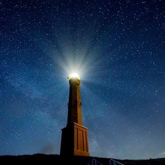 Der Norderneyer Leuchtturm sendet nun Signale in einer langsameren Taktung. (Archivbild) / Foto: Mohssen Assanimoghaddam/dpa