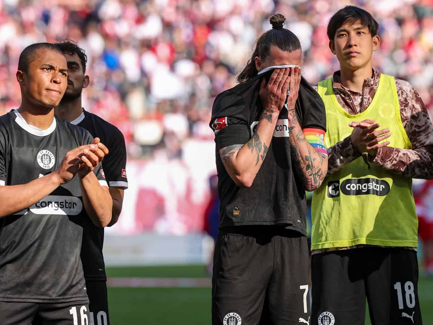 Anspannung im Abstiegskampf: Die Spieler des FC St. Pauli mit Kapitän Jackson Irvine (m) nach der Niederlage in Leipzig. / Foto: Jan Woitas/dpa