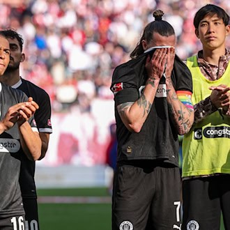 Anspannung im Abstiegskampf: Die Spieler des FC St. Pauli mit Kapitän Jackson Irvine (m) nach der Niederlage in Leipzig. / Foto: Jan Woitas/dpa