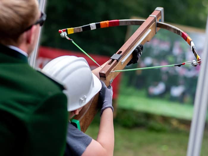 Nur Jungen dürfen beim Kinderschützenfest mit der Armbrust schießen.  / Foto: Hauke-Christian Dittrich/dpa