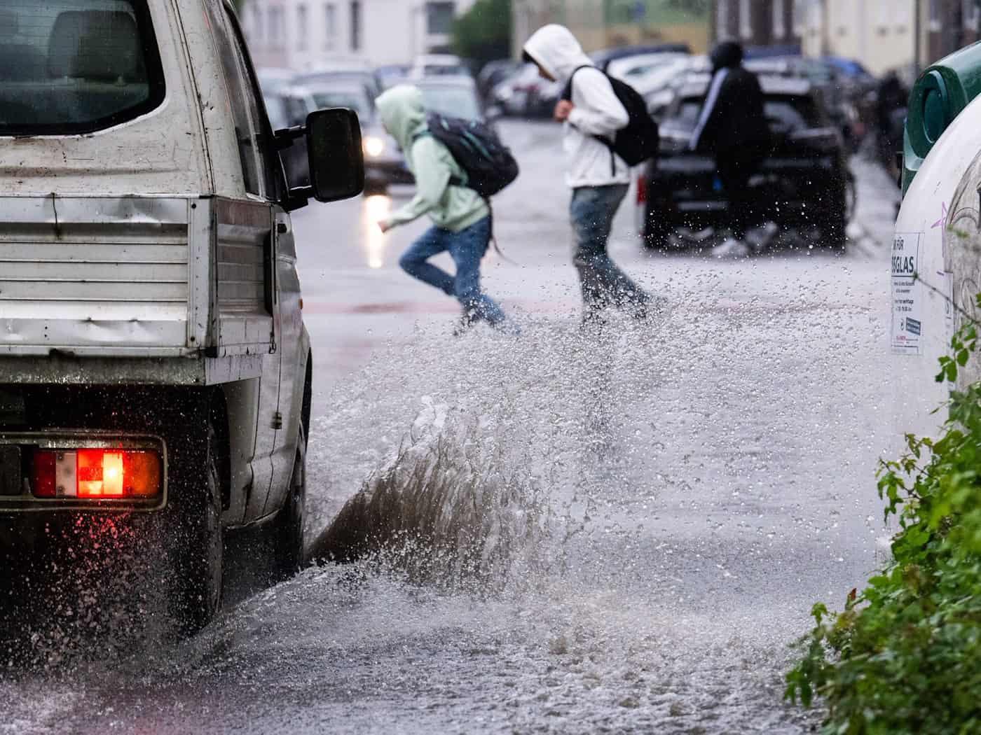 In den kommenden Tagen sollten die Menschen in Niedersachsen vielerorts Regenschirm und Regenjacke nicht vergessen. (Symbolbild) / Foto: Julian Stratenschulte/dpa