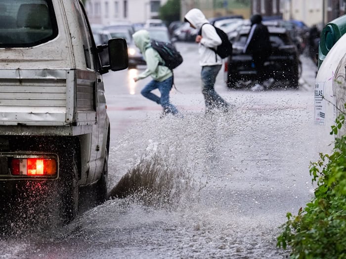In den kommenden Tagen sollten die Menschen in Niedersachsen vielerorts Regenschirm und Regenjacke nicht vergessen. (Symbolbild) / Foto: Julian Stratenschulte/dpa