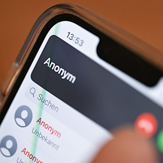 Sogenannte Callcenter-Betrüger richten Millionenschäden in Niedersachsen an - sie setzen dazu auf gezielte Manipulation. (Symbolbild) / Foto: Bernd Weißbrod/dpa