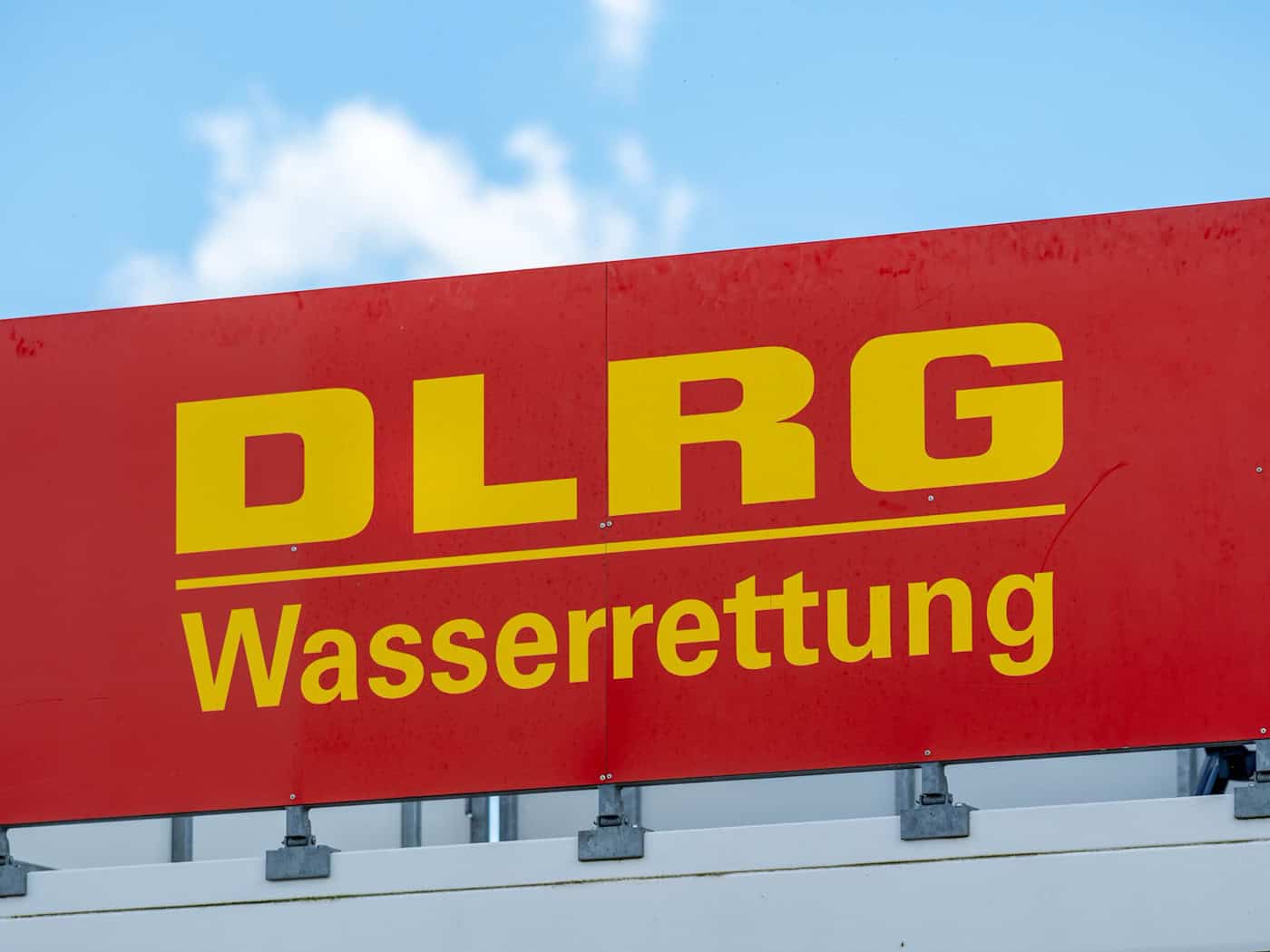 DLRG-Rettungsschwimmer haben im vergangenen Jahr über 1.000 Menschen das Leben gerettet. (Symbolbild) / Foto: Stefan Sauer/dpa