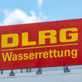 DLRG-Rettungsschwimmer haben im vergangenen Jahr über 1.000 Menschen das Leben gerettet. (Symbolbild) / Foto: Stefan Sauer/dpa