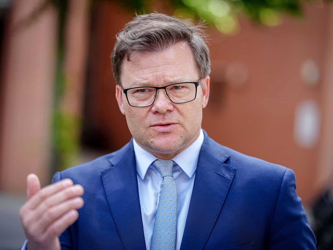 Umweltminister Carsten Schneider droht mit einer Vertragsstrafe, falls Unternehmen ersteigerte Windkraft-Flächen auf See zurückgeben wollen. / Foto: Kay Nietfeld/dpa