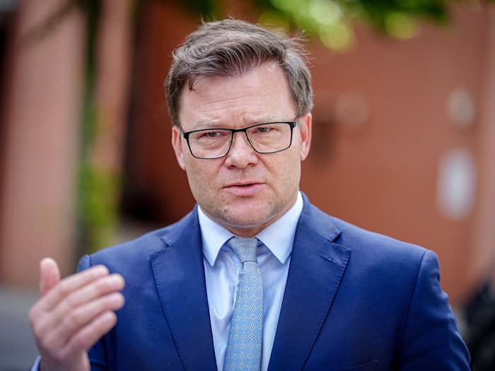 Umweltminister Carsten Schneider droht mit einer Vertragsstrafe, falls Unternehmen ersteigerte Windkraft-Flächen auf See zurückgeben wollen. / Foto: Kay Nietfeld/dpa