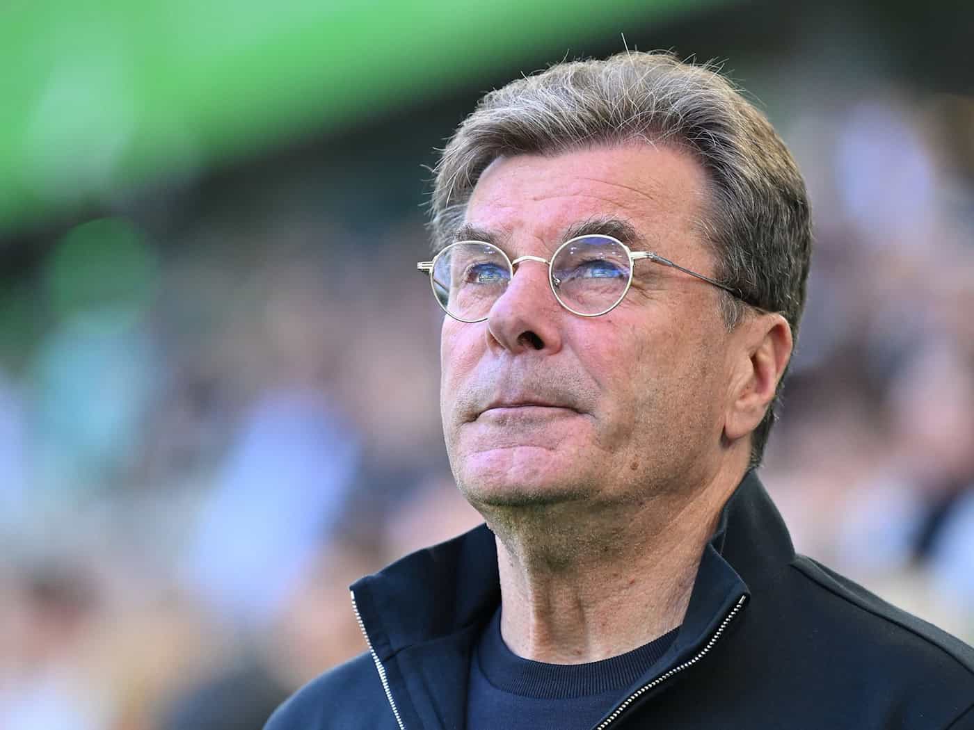 Jubiläum mitten im Abstiegskampf: Wolfsburgs Trainer Dieter Hecking. (Archivbild) / Foto: Swen Pförtner/dpa