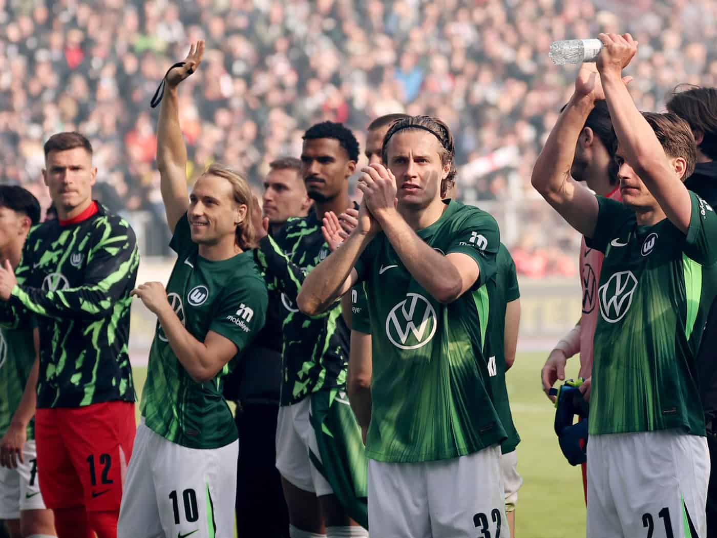 Noch eine Chance erspielt: Die Spieler des VfL Wolfsburg. / Foto: Christian Charisius/dpa