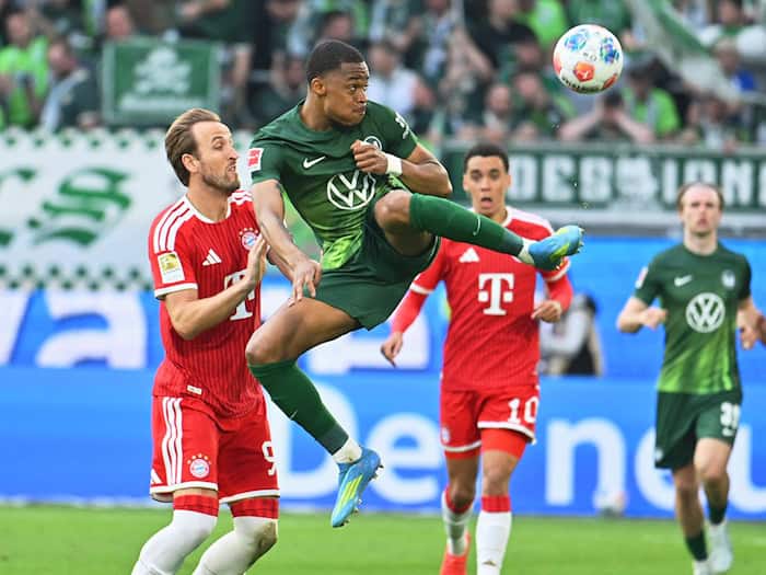 Voller Einsatz: Wolfsburgs Jeanuël Belocian ist vor Harry Kane von Bayern München am Ball. / Foto: Swen Pförtner/dpa