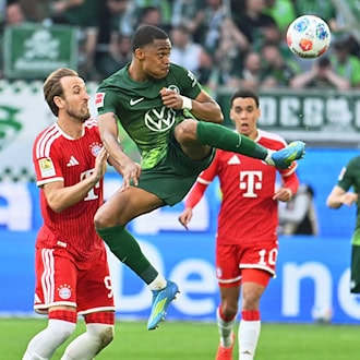 Voller Einsatz: Wolfsburgs Jeanuël Belocian ist vor Harry Kane von Bayern München am Ball. / Foto: Swen Pförtner/dpa