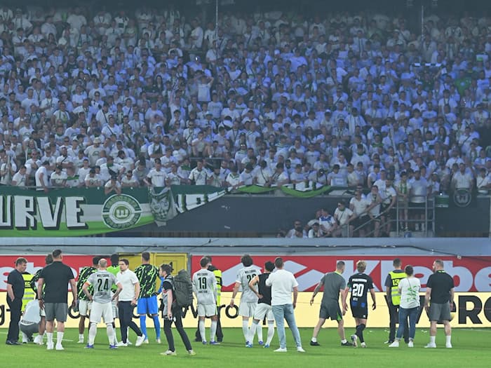 Nach dem Abstieg kommt beim VfL Wolfsburg alles auf den Prüfstand. / Foto: Swen Pförtner/dpa