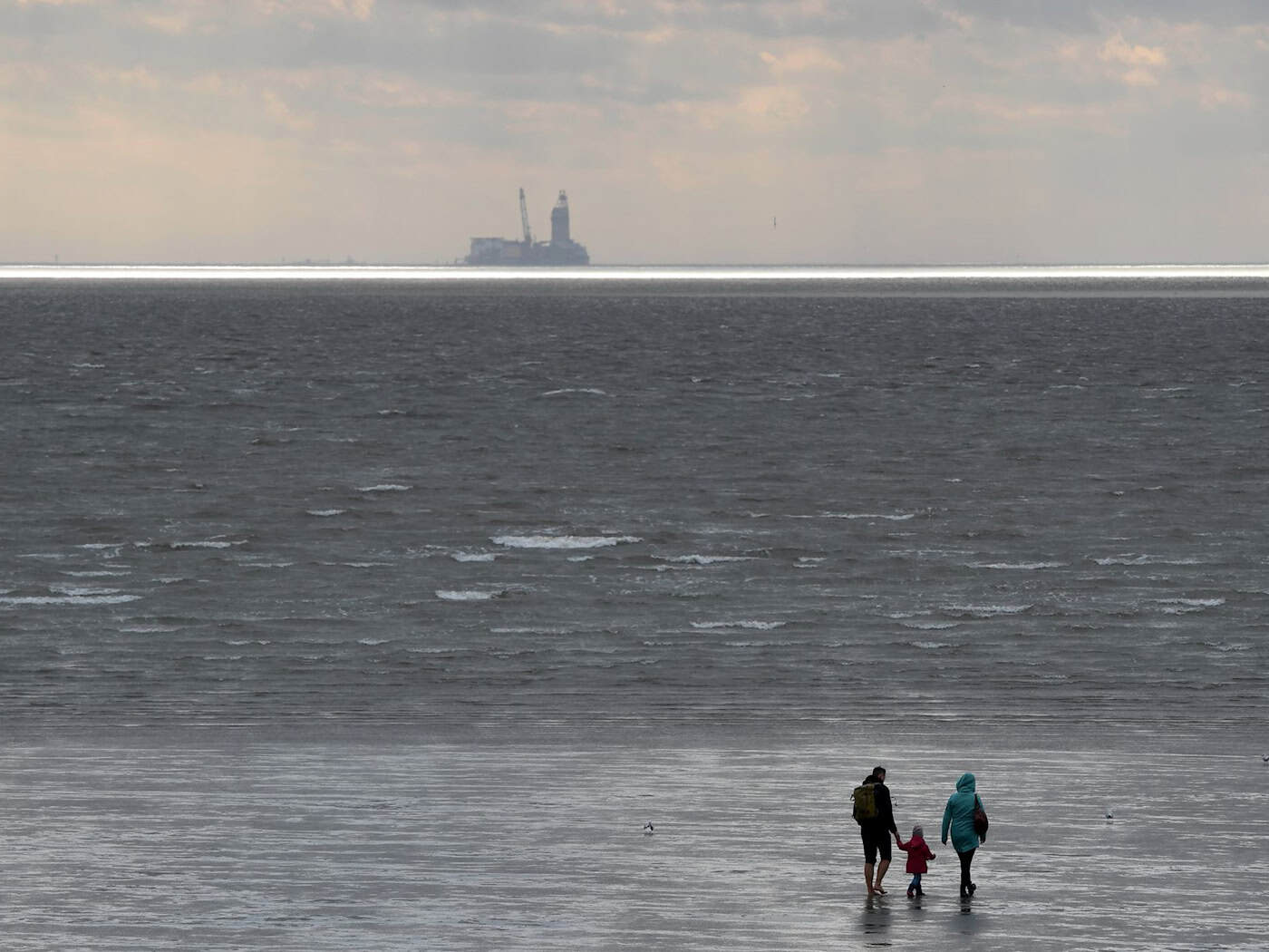Der WWF hat seine Forderung erneuert, die Ölforderung im Wattenmeer bis 2030 einzustellen. (Archivbild) / Foto: Carsten Rehder/dpa