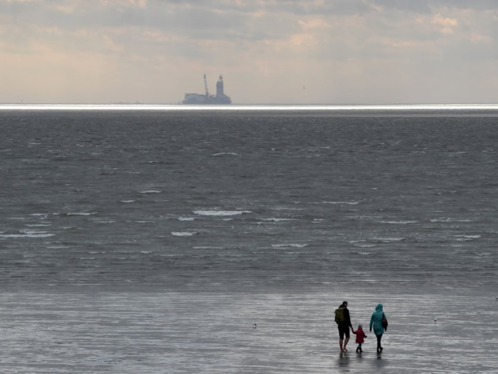 Der WWF hat seine Forderung erneuert, die Ölforderung im Wattenmeer bis 2030 einzustellen. (Archivbild) / Foto: Carsten Rehder/dpa