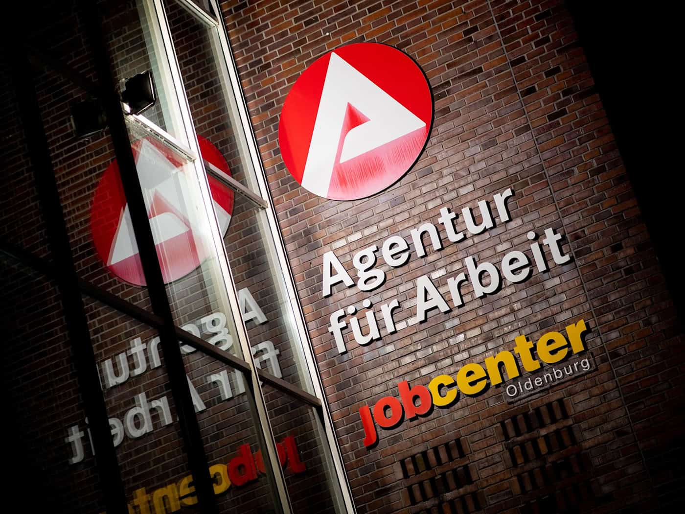 Die Zahl der Arbeitslosen in Bremen ist leicht gesunden - bleibt aber weiter hoch. (Archivbild) / Foto: Hauke-Christian Dittrich/dpa