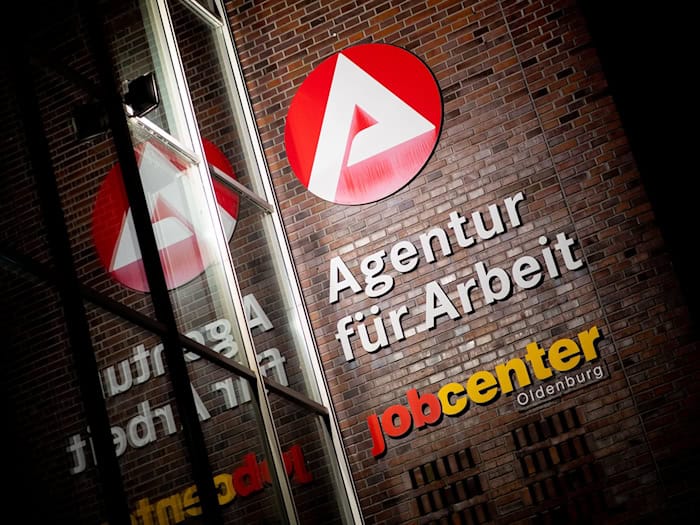 Die Zahl der Arbeitslosen in Bremen ist leicht gesunden - bleibt aber weiter hoch. (Archivbild) / Foto: Hauke-Christian Dittrich/dpa