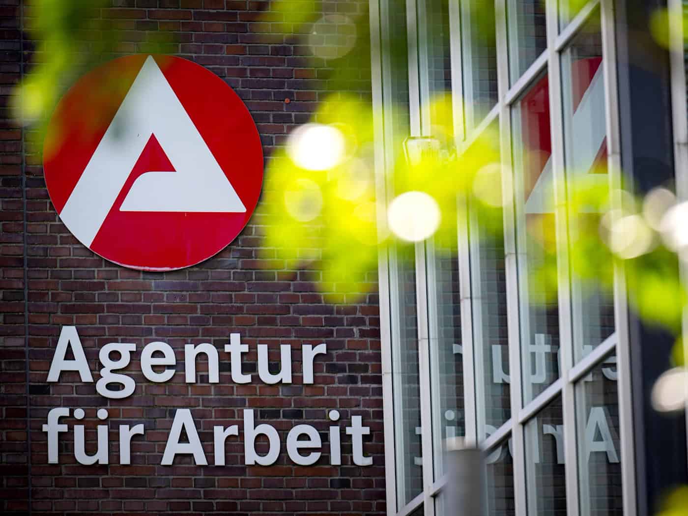 Die Zahl der Arbeitslosen in Niedersachsen ist saisonbedingt gesunken. (Archivbild) / Foto: Sina Schuldt/dpa