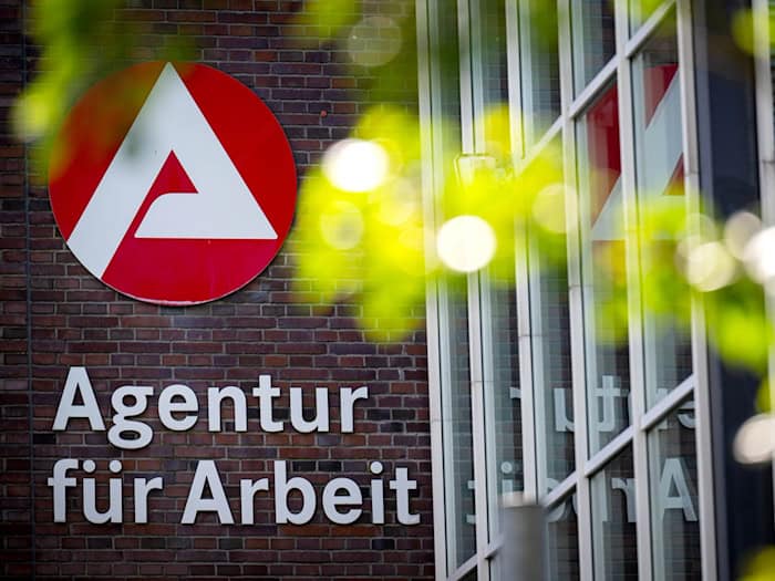 Die Zahl der Arbeitslosen in Niedersachsen ist saisonbedingt gesunken. (Archivbild) / Foto: Sina Schuldt/dpa