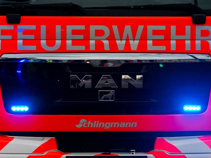 Der Frontalzusammenstoß ereignete sich auf der Bundesstraße 213 bei Herzlake im Emsland. (Symbolbild) / Foto: Mohssen Assanimoghaddam/dpa