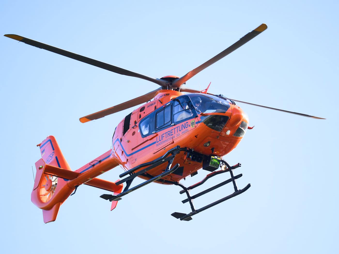Ein Rettungshubschrauber flog ein lebensgefährlich verletztes zweijähriges Mädchen in eine Klinik. (Symbolbild)  / Foto: Julian Stratenschulte/dpa